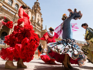 Why does Spanish culture attract so many expats each year?